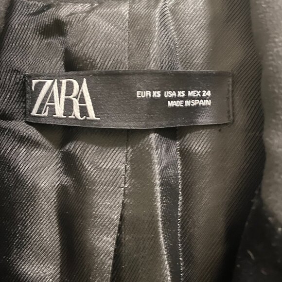 Structured Black Zara Blazer with Velvet Lapel - Picture 3 of 6